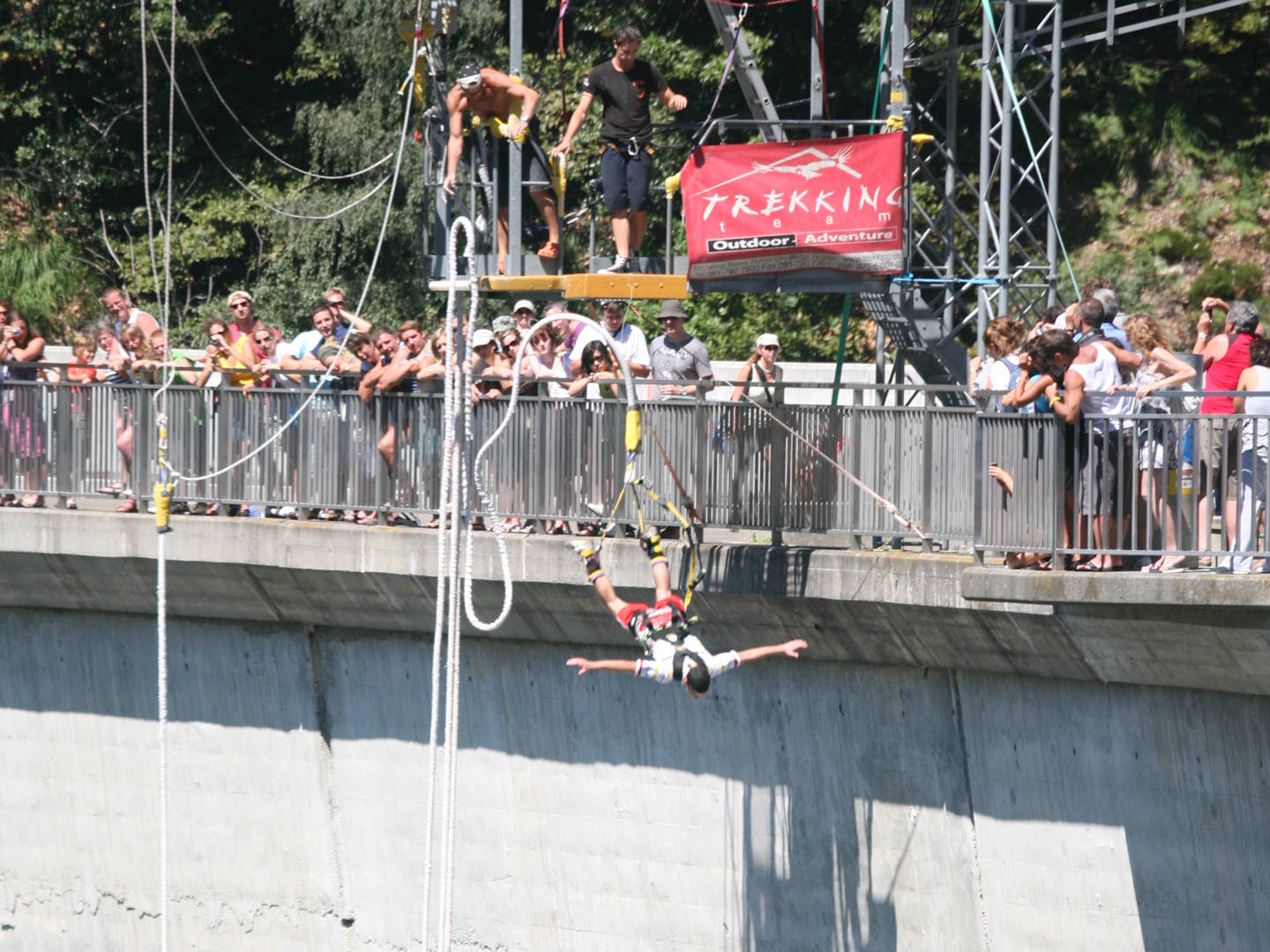 Tessin.ch: Bungy Jumping in Verzasca Staudamm 